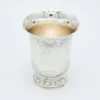 Silberne Tasse mit Floralen Motiven