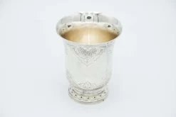 Silberne Tasse mit Floralen Motiven