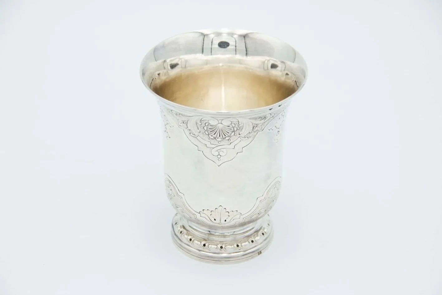 Silberne Tasse mit Floralen Motiven
