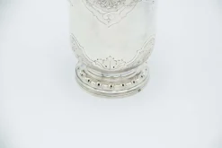 Silberne Tasse mit Floralen Motiven
