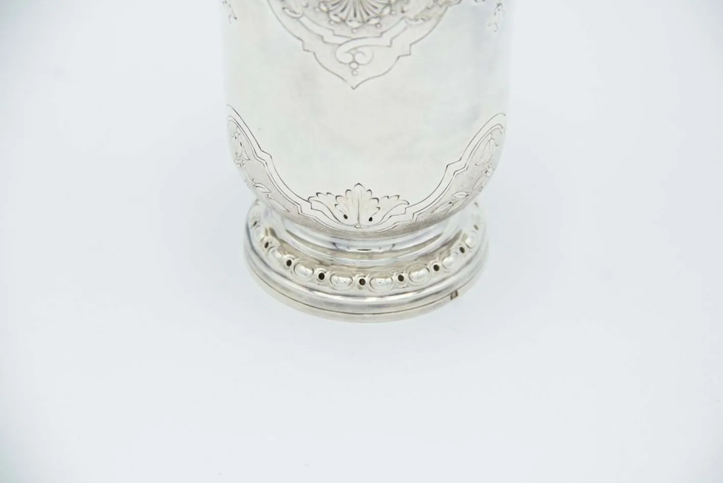 Silberne Tasse mit Floralen Motiven