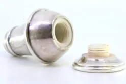Silbersalzstreuer mit Rand und Bodenfriesen