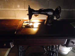 Singer Nähmaschine mit Beleuchtung, 1928