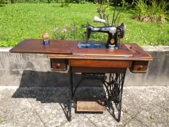 Singer Nähmaschine mit Beleuchtung, 1928