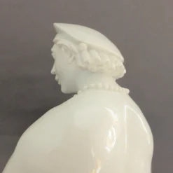 Sitzende Figur der Schwarzburger Werkstätten von Mauritius Pfeiffer