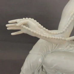 Sitzende Figur der Schwarzburger Werkstätten von Mauritius Pfeiffer