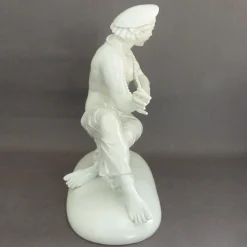 Sitzende Figur der Schwarzburger Werkstätten von Mauritius Pfeiffer