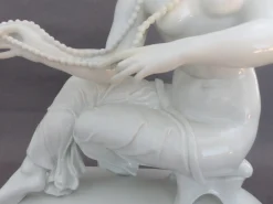 Sitzende Figur der Schwarzburger Werkstätten von Mauritius Pfeiffer