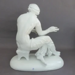 Sitzende Figur der Schwarzburger Werkstätten von Mauritius Pfeiffer