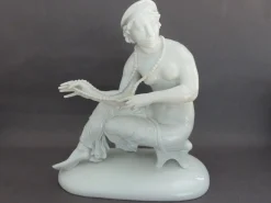 Sitzende Figur der Schwarzburger Werkstätten von Mauritius Pfeiffer
