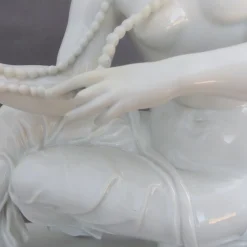 Sitzende Figur der Schwarzburger Werkstätten von Mauritius Pfeiffer