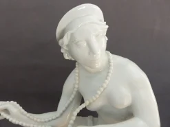 Sitzende Figur der Schwarzburger Werkstätten von Mauritius Pfeiffer