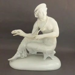 Sitzende Figur der Schwarzburger Werkstätten von Mauritius Pfeiffer