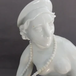 Sitzende Figur der Schwarzburger Werkstätten von Mauritius Pfeiffer