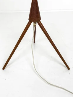 Skandinavische Moderne Schwedische Teak Dreibein Stehlampe mit Gefaltetem Stoff, 1960