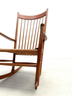 Skandinavischer Mid-Century Modern Modell J16 Schaukelstuhl von Hans Wegner, 1960er