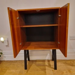 Skandinavischer Mid-Century Teak Schrank auf Beinen, 1970er