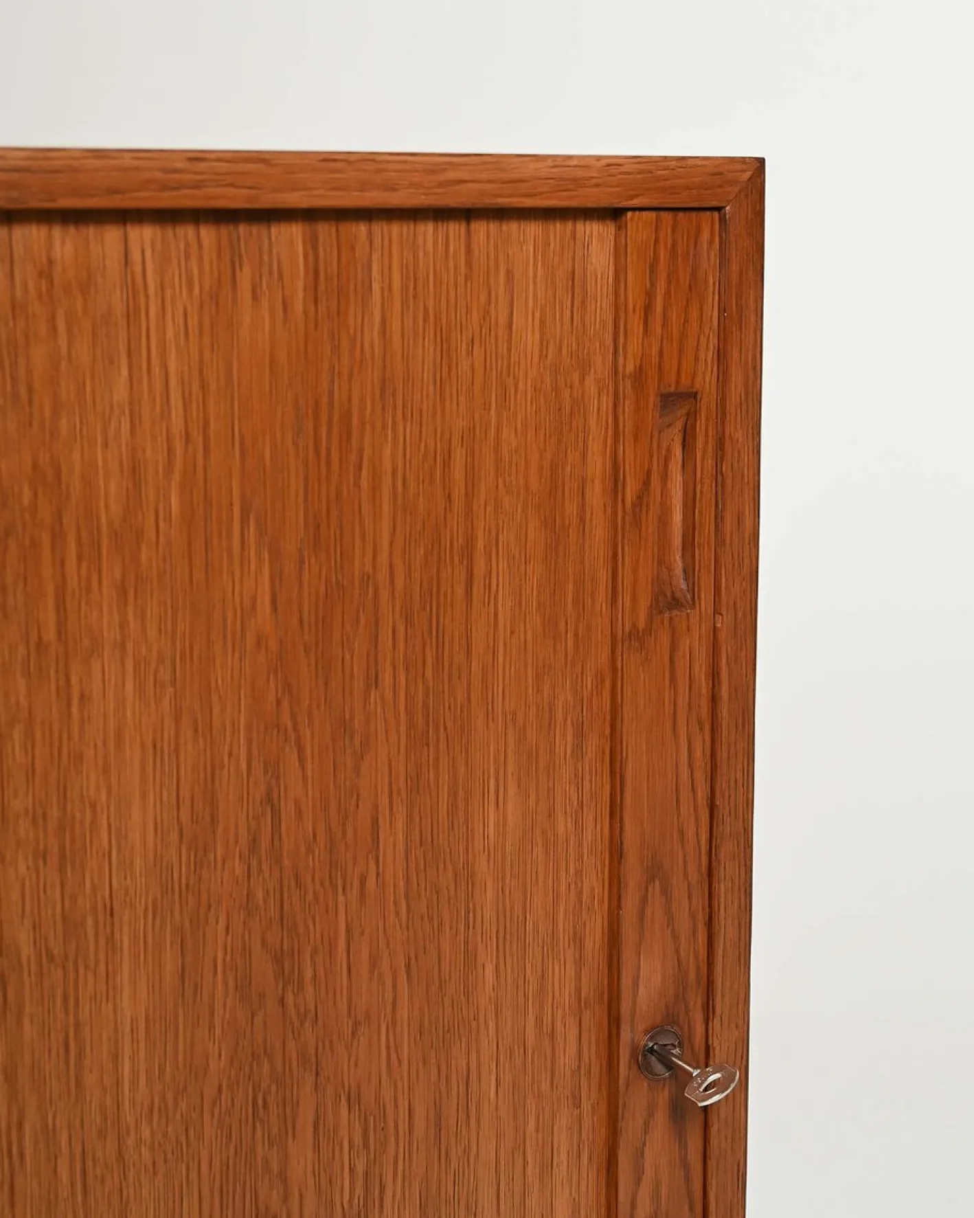Skandinavisches Vintage Sideboard aus Eiche mit Rolltür, 1960er