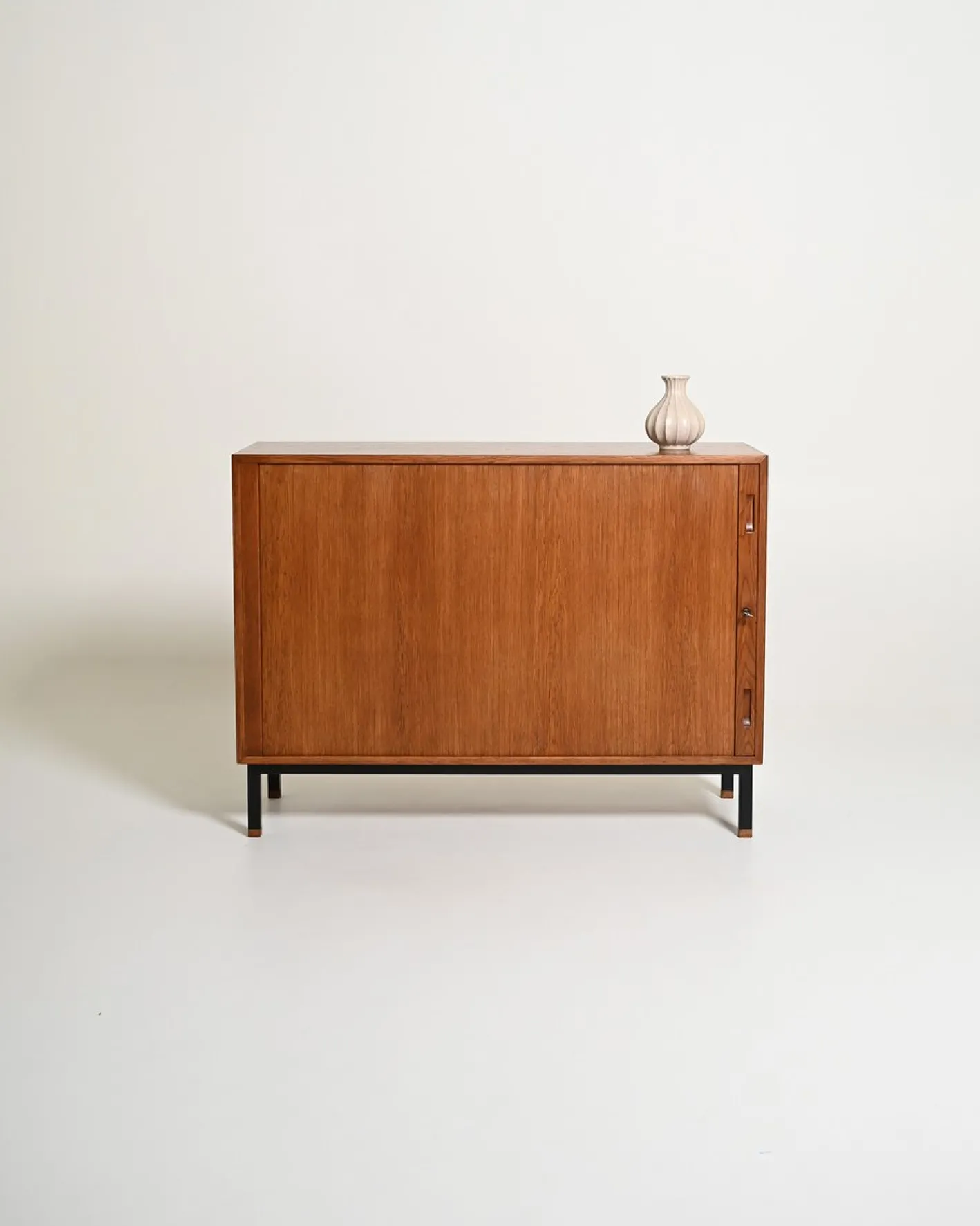 Skandinavisches Vintage Sideboard aus Eiche mit Rolltür, 1960er