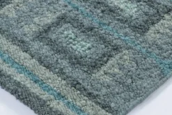 Skandinavisch inspirierter Teppich mit geometrischen Mustern in Grau und Blau von Rug&Kilim