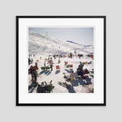 Skiers at Verbier Oversize C Print in Schwarz von Slim Aarons