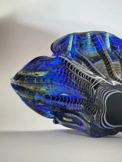 Skulpturale Kobaltblaue Tafelaufsatzschale aus Kunstglas von Egermann, 1980er