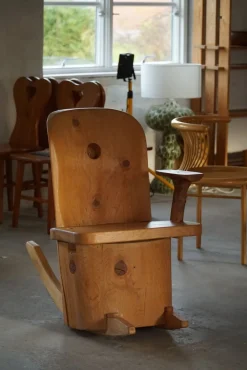 Skulpturaler Schaukelstuhl aus massivem Pinienholz von Matti Martikka, 1960er