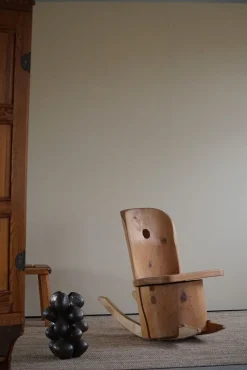 Skulpturaler Schaukelstuhl aus massivem Pinienholz von Matti Martikka, 1960er