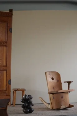 Skulpturaler Schaukelstuhl aus massivem Pinienholz von Matti Martikka, 1960er