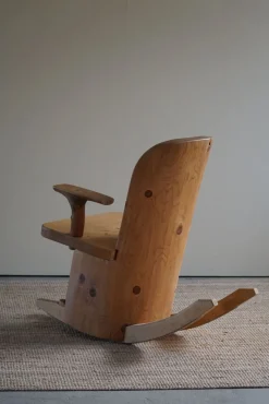 Skulpturaler Schaukelstuhl aus massivem Pinienholz von Matti Martikka, 1960er