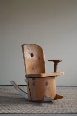 Skulpturaler Schaukelstuhl aus massivem Pinienholz von Matti Martikka, 1960er
