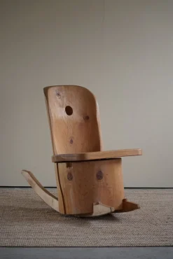 Skulpturaler Schaukelstuhl aus massivem Pinienholz von Matti Martikka, 1960er