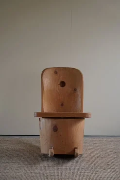 Skulpturaler Schaukelstuhl aus massivem Pinienholz von Matti Martikka, 1960er