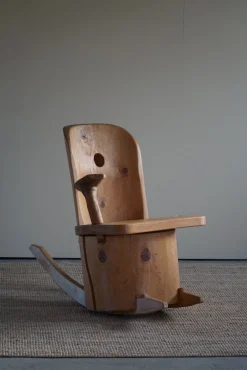 Skulpturaler Schaukelstuhl aus massivem Pinienholz von Matti Martikka, 1960er