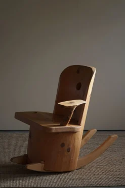 Skulpturaler Schaukelstuhl aus massivem Pinienholz von Matti Martikka, 1960er