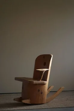 Skulpturaler Schaukelstuhl aus massivem Pinienholz von Matti Martikka, 1960er