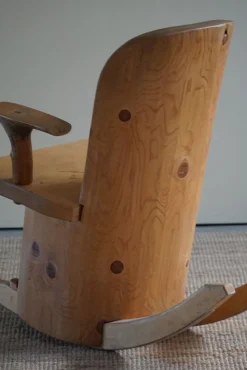 Skulpturaler Schaukelstuhl aus massivem Pinienholz von Matti Martikka, 1960er
