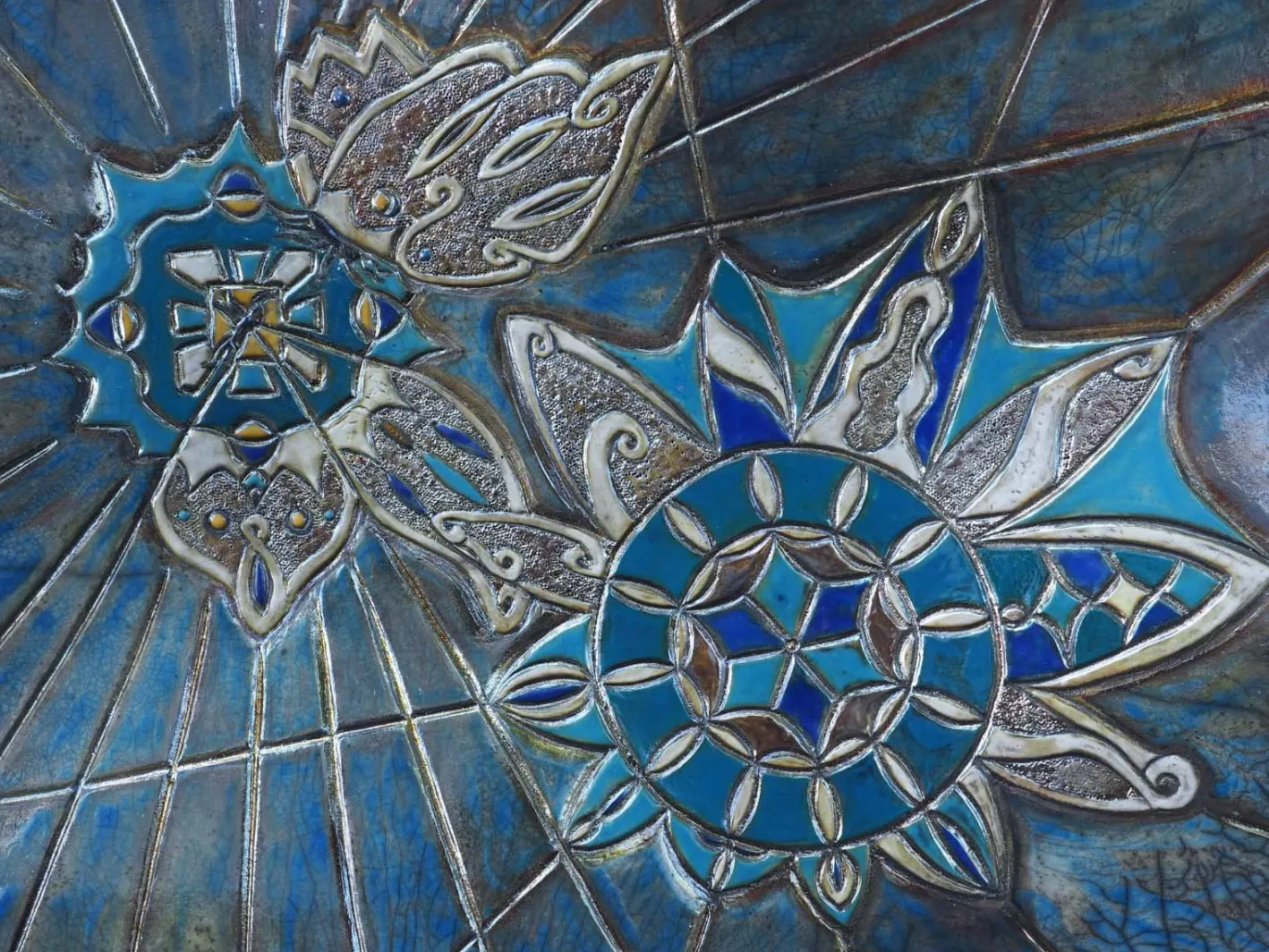Skulpturaler Winged Spirit Tafelaufsatz mit Schmetterlingen in Raku von Stefania Zoppellaro, 2025