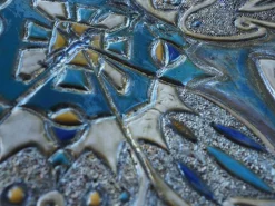 Skulpturaler Winged Spirit Tafelaufsatz mit Schmetterlingen in Raku von Stefania Zoppellaro, 2025