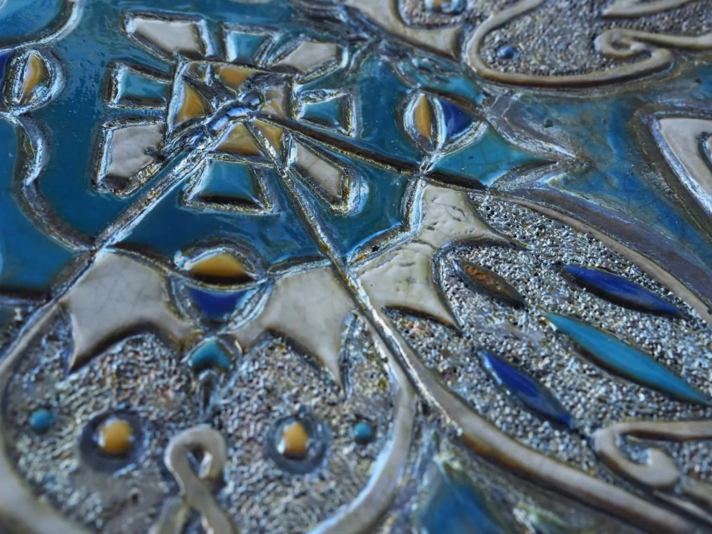 Skulpturaler Winged Spirit Tafelaufsatz mit Schmetterlingen in Raku von Stefania Zoppellaro, 2025