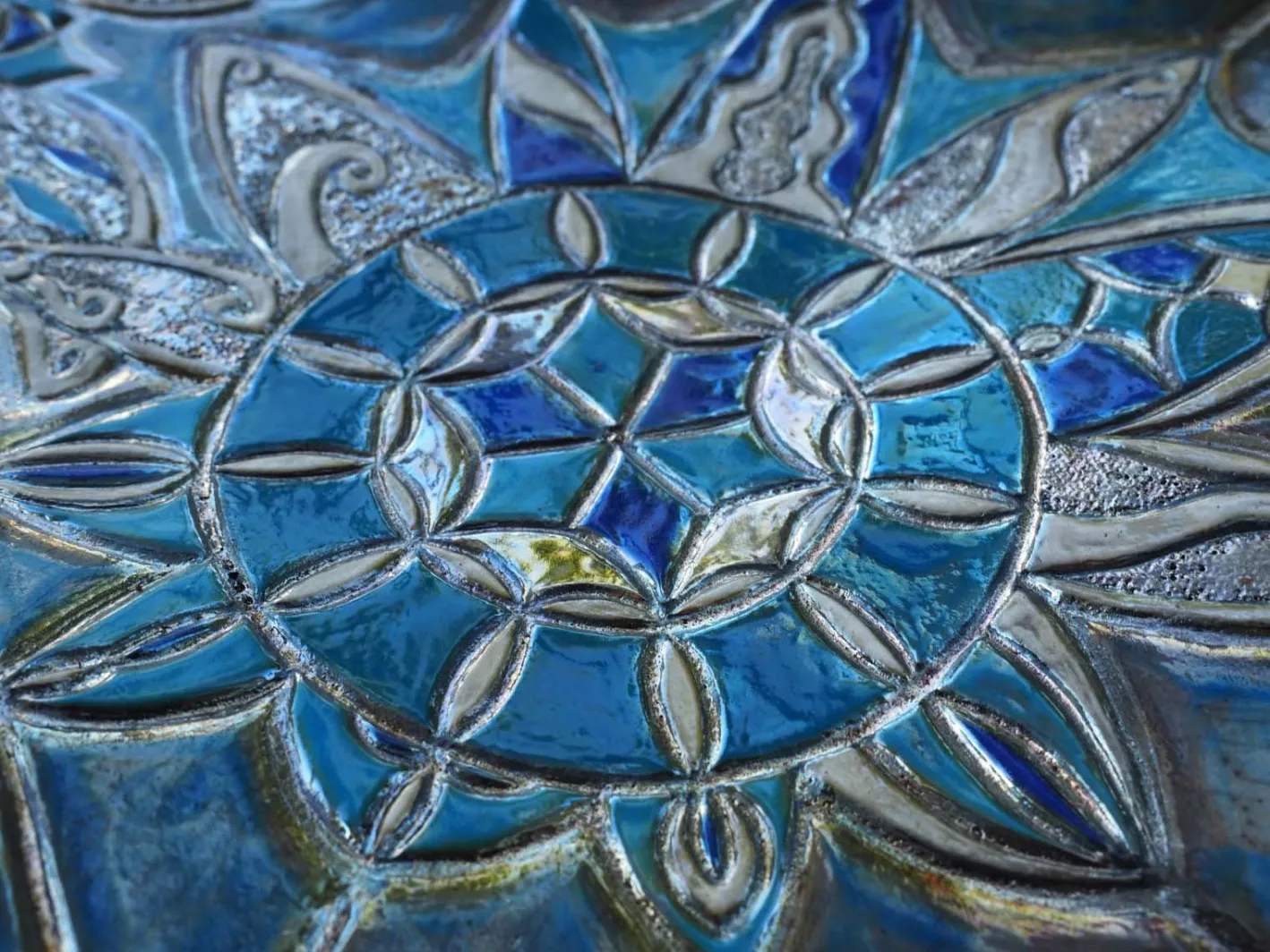 Skulpturaler Winged Spirit Tafelaufsatz mit Schmetterlingen in Raku von Stefania Zoppellaro, 2025