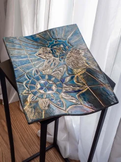 Skulpturaler Winged Spirit Tafelaufsatz mit Schmetterlingen in Raku von Stefania Zoppellaro, 2025