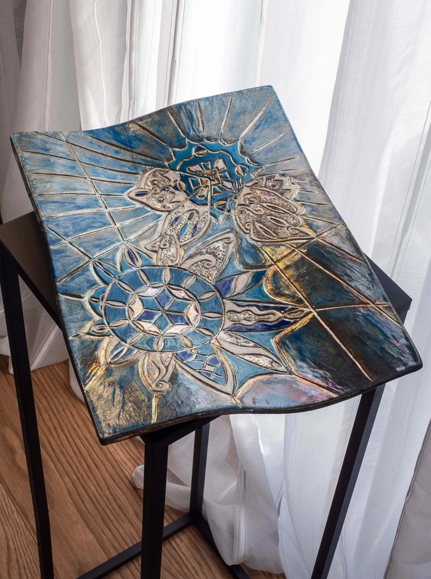 Skulpturaler Winged Spirit Tafelaufsatz mit Schmetterlingen in Raku von Stefania Zoppellaro, 2025