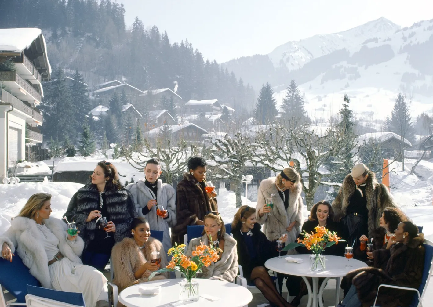 Slim Aarons, Getränke bei Gstaad, C-Print Fotografie