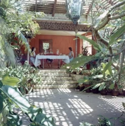 Slim Aarons, Lunch at Bali-Li, Estate Stamped Fotodruck, 1960 / 2020er