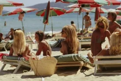 Slim Aarons, Saint-Tropez Beach, Estate Stamped Fotodruck, 1971/2020er