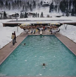 Slim Aarons, Snow Round the Pool, Estate Stamped Fotodruck, 1964 / 2020er