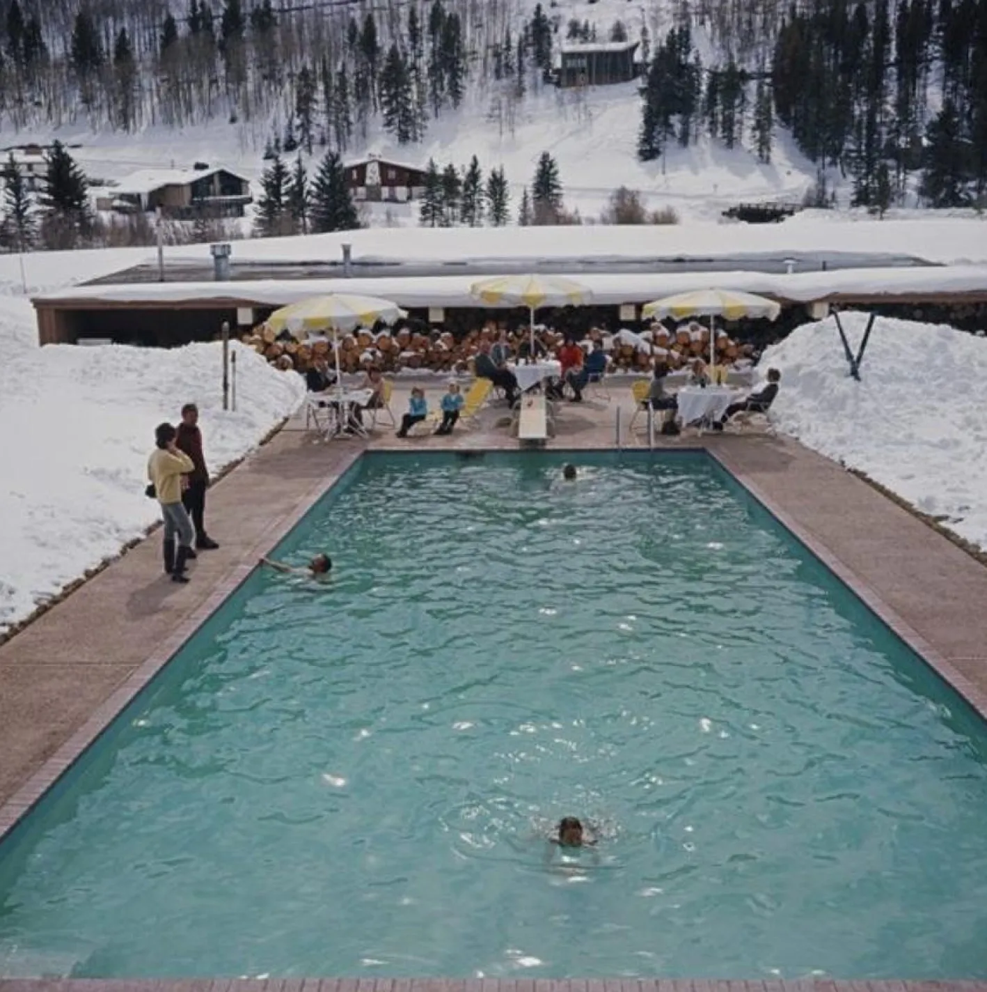 Slim Aarons, Snow Round the Pool, Estate Stamped Fotodruck, 1964 / 2020er
