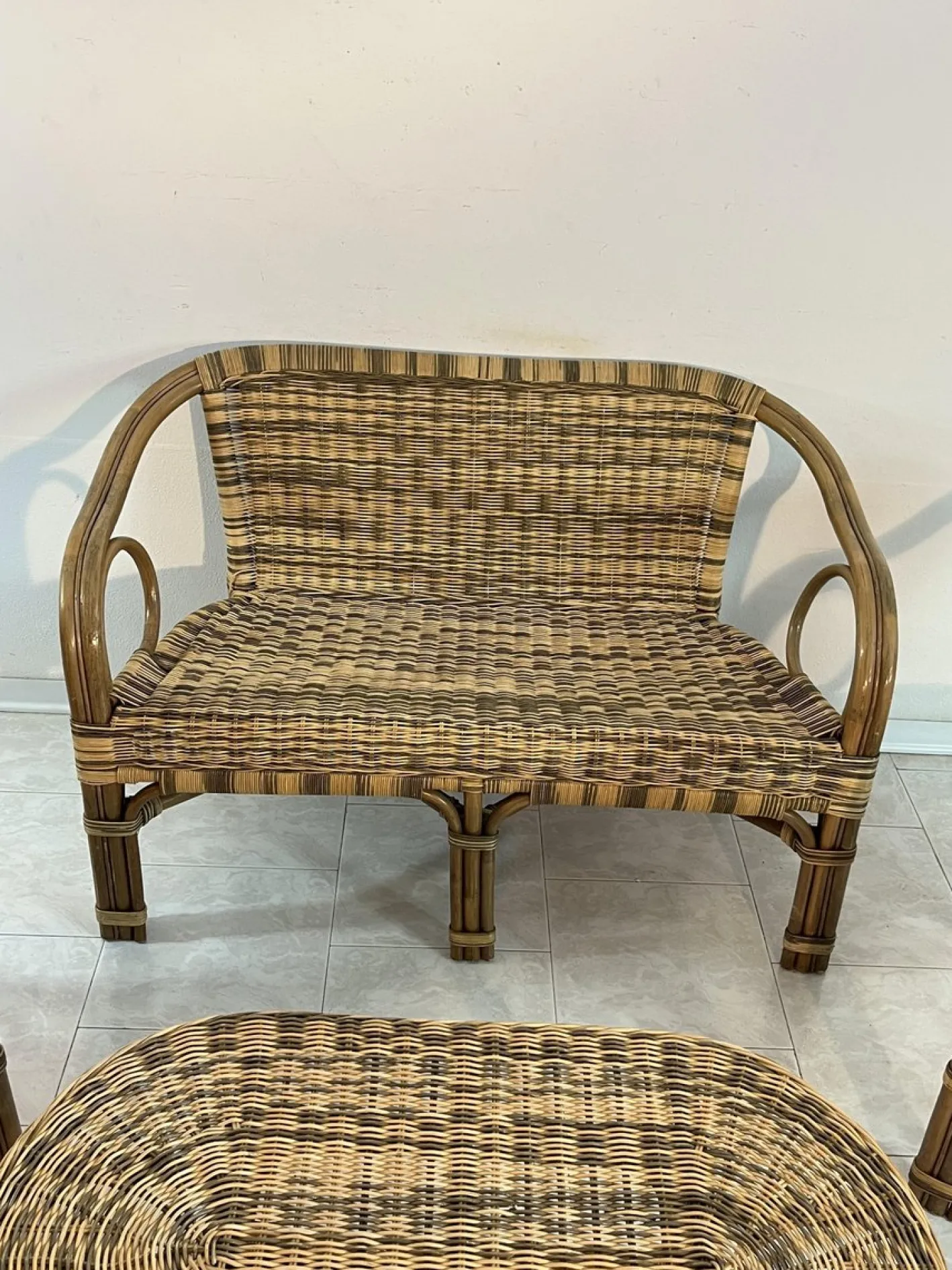 Sofa und Sessel aus Korbgeflecht mit Couchtisch, 1960er, 4er Set