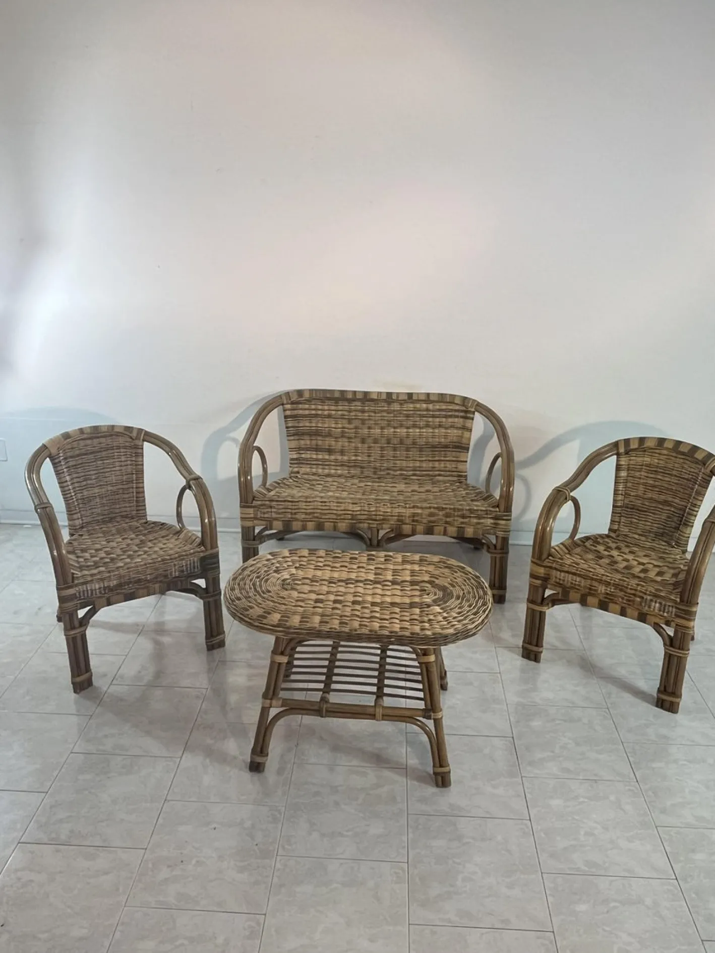 Sofa und Sessel aus Korbgeflecht mit Couchtisch, 1960er, 4er Set